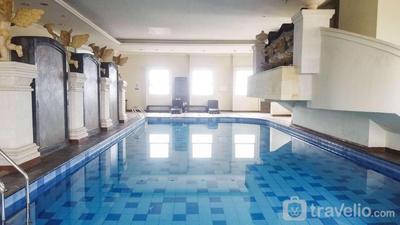 Comfort and Strategic 1BR at The Boulevard Apartment By Travelio