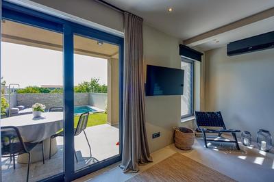 MOLAJ, Holiday House