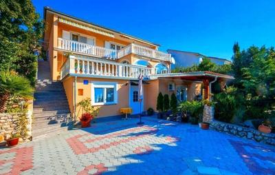 Wohnung in Novi Vinodolski mit Grill, Garten und Terrasse