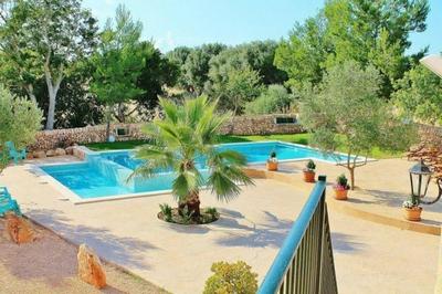 Großzügige Ferienvilla mit großem Pool im Garten und moderner Ausstattung