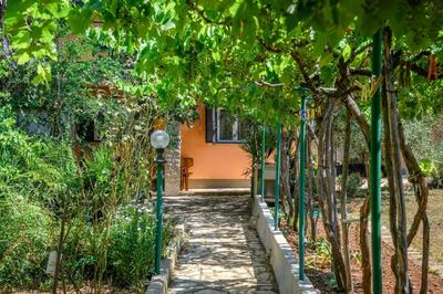 Wunderschönes Ferienhaus in Pomer mit Garten