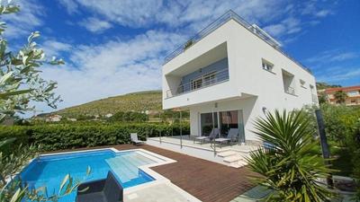 Moderne gemütliche Villa mit Pool und Meerblick