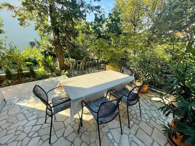 Nette Ferienwohnung in Jadranovo mit Garten, Grill und Terrasse