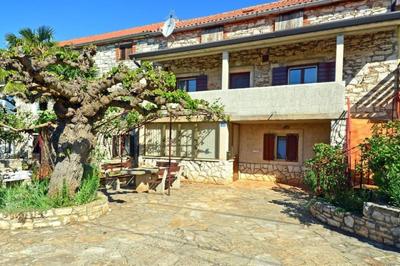 Große Wohnung in Babići mit Garten und Terrasse