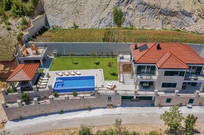 Villa mit Infinity Pool und wunderschönem Seeblick