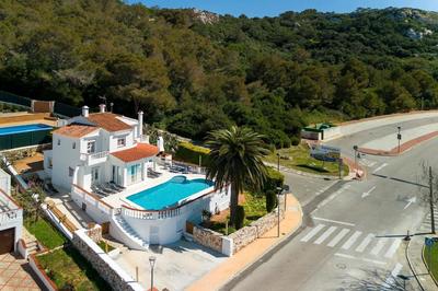 Strandnahe Villa German mit großer Poolterrasse