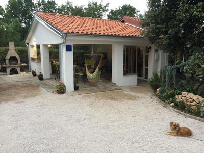 Gemütliches Ferienhaus in Pinezići mit großer Terrasse