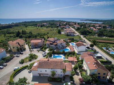 Ferienwohnung mit überdachter Terrasse und Pool