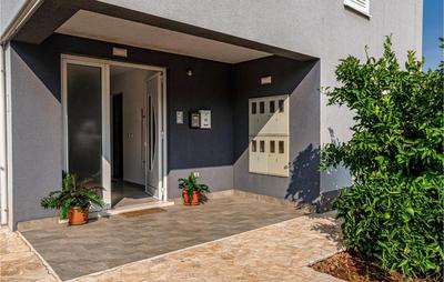 2 Bedroom Lovely Apartment In Blato