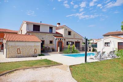 Geräumiges Ferienhaus mit 4 Schlafzimmern und privatem Pool