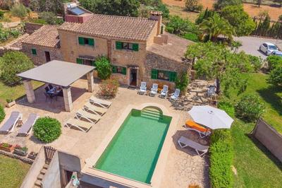Haus mit Pool, beheizt durch Sonnenkollektoren