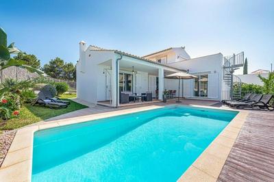 Ferienvilla, mit Pool, großer Terrasse und atemberaubenden Meerblick u Bergblick
