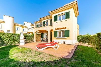 Strandnahes Ferienhaus mit schönem Garten