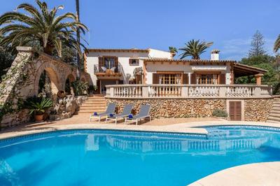 Schönes Haus mit Pool direkt am Meer