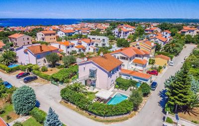 Strandnahes Ferienhaus mit zwei Wohnungen, Terrasse und einem Garten mit Pool