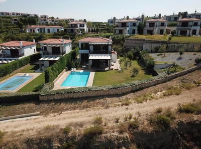 Luxurious villa with private swimming pool,garden & sea-view