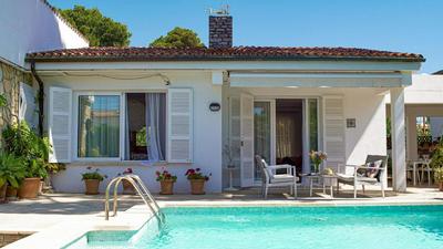 Landhaus mit Garten, Sonnenterrasse sowie überdachter Terrasse und Pool in Strandnähe