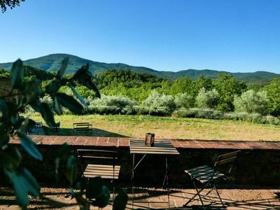 Charmantes Ferienhaus in Ciciano mit Grill, Garten und gemeinsamem Pool und Panoramablick