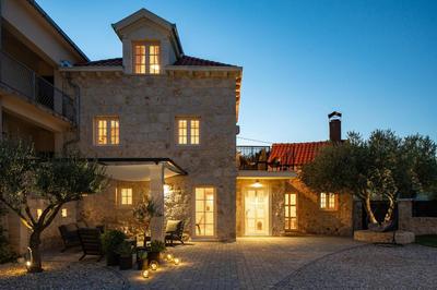 Holiday house Mara with 4 bedrooms, private pool, summer kitchen, panoramic valley views