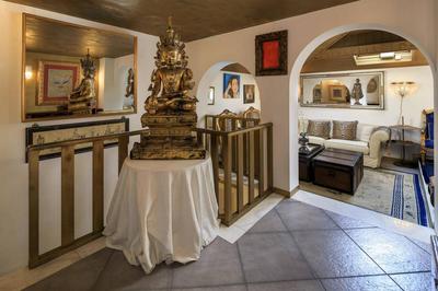 Albergo moderno con bella piscina