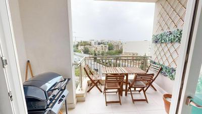 Urban Retreat Family Apartment with BBQ
