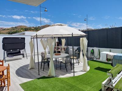 Bajo con jardin en primera línea de playa