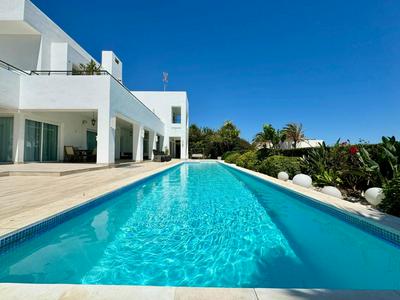 HERMOSA VILLA en MARBELLA,100 m playa, vistas al mar, piscina privada