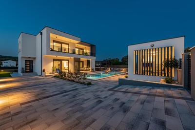 Modern 4BR Private Villa - Pool, Jacuzzi, Gaming Room