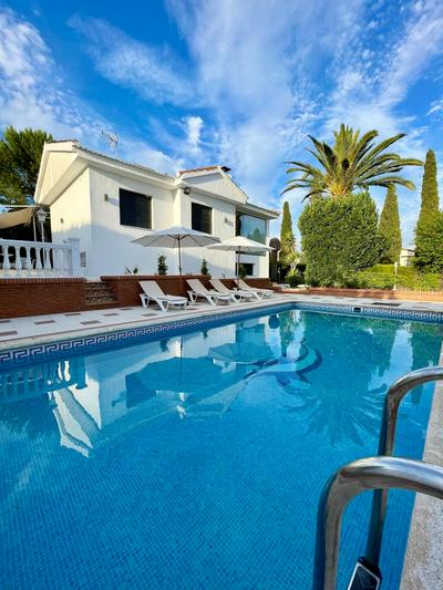 VILLA EXCLUSIVA con Piscina, Jardín y Barbacoa