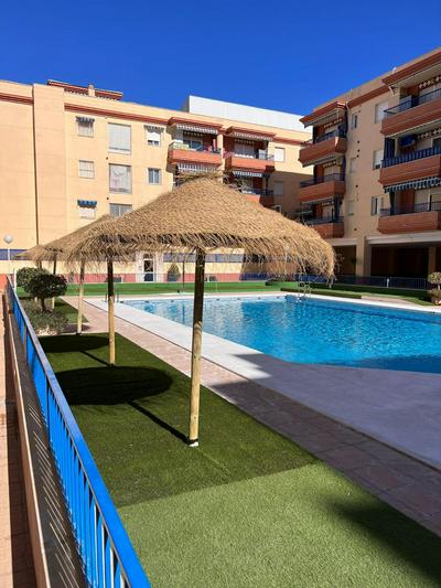 Apartamento con piscina en Torrox Costa, Málaga
