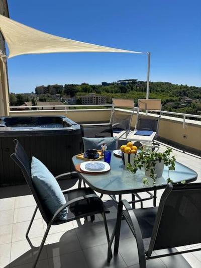 A terrace on Capri con piscina idromassaggio