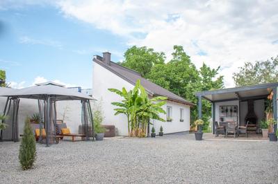 GoodLife Holiday House - Family & Friends