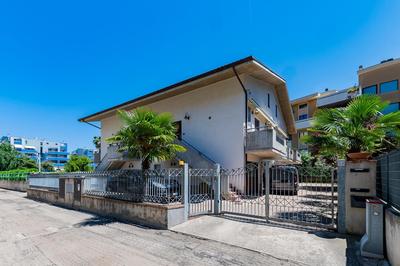 GuestHost - Two-Levels Apartment with Balconies near the Beach