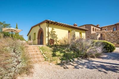 Chalet with common swimming-pool immersed in the Tuscan countryside
