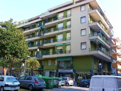 Tutto intorno. Mare, parcheggio privato, negozi.