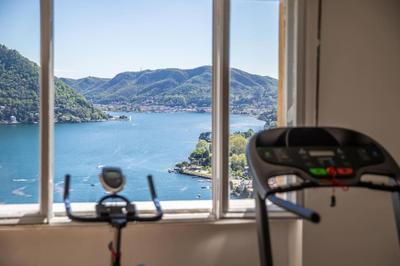 Villa amazing lake view with jacuzzi, private garden and gym