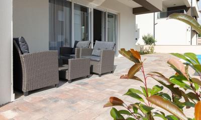 Modern luxury apartment Karla with pool, near the beach