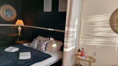 Luxurious room with a private bathtub and shared toilet and kitchen 10mins from City Centre