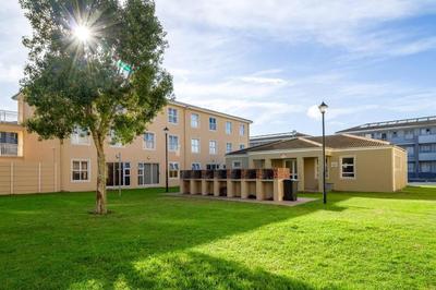 Family-Friendly 2BR Near Airport Sleeps Groups Wifi Free Parking