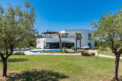 Beautiful Villa in a Spacious Estate