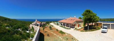 Luxurious Villa with Panoramic Sea Views