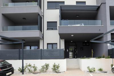 New luxury air-conditioned apartment, with jacuzzi, free parking and gardens