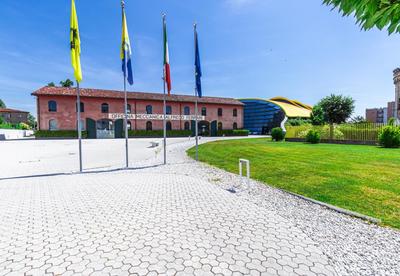 Enzo Ferrari Museum -WiFi, train station and parking