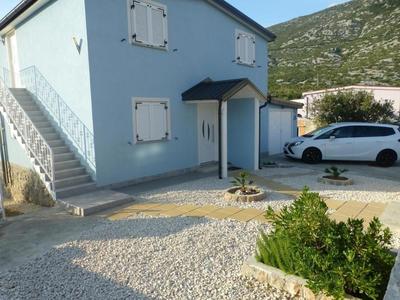 Große Ferienwohnung in Cesarica mit Privatem Pool