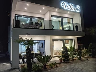 Villa S