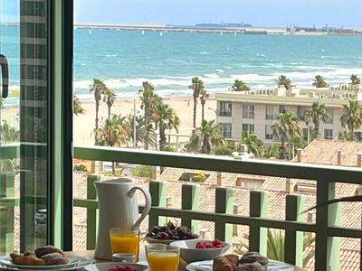 Stylish well-connected beachfront flat
