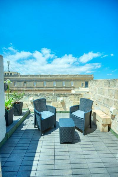 Traditional townhouse, terrace near Valletta WENG1-1