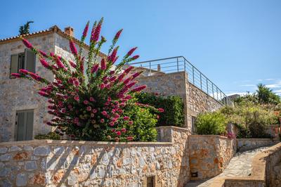 IRIS, Luxury Stone Villa in Stoupa with Private Infinity Pool, BBQ and Amazing Sea View