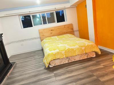 Surrey queen size bed room