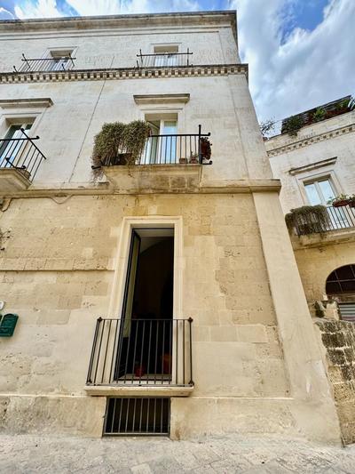 Vico del Theutra